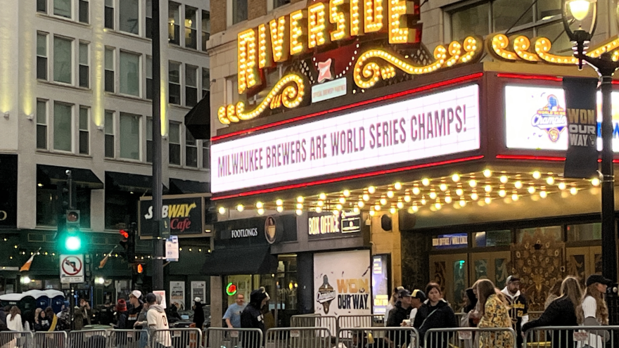 Photos from the Milwaukee Brewers World Series parade, from setup to celebration 🎊 — Oshkosh Community news